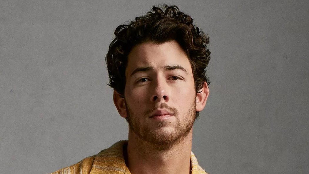 sboficial's tweet photo. 🚨 Taylor Swift, Lana Del Rey, BTS, Billie Eilish, Sia e Nick Jonas são oficialmente confirmados na trilha sonora da 3ª temporada de Bridgerton.

Lista de canções confirmadas:

* Taylor Swift ft. Lana Del Rey - Snow On The Beach
* BTS - Dynamite
* Billie Eilish - Happier Than Ever
* Sia - Cheap Thrills
* Nick Jonas - Jealous
* Gayle - abcdefu
* Pitbull - Give Me Everything