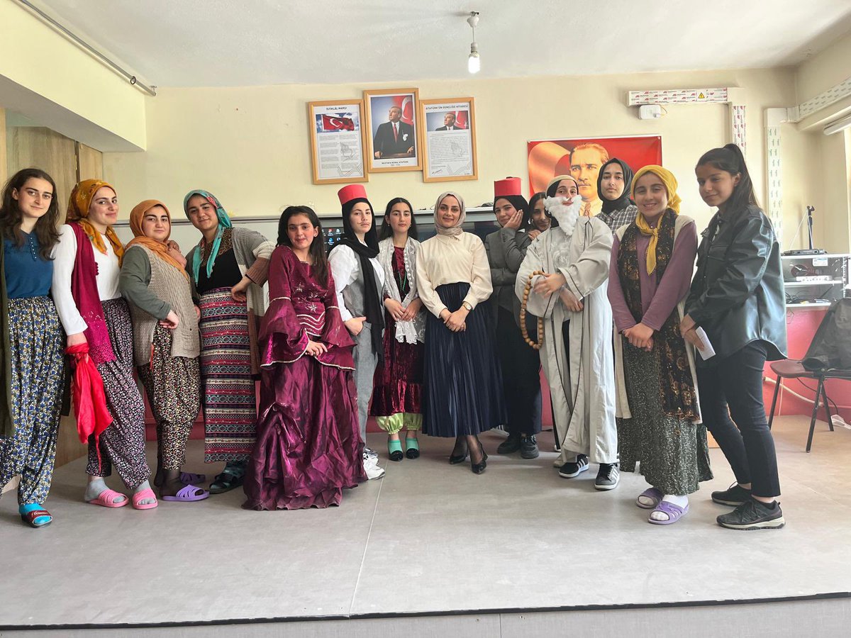 HaskoyMtal's tweet photo. Türk Dili ve Edebiyatı öğretmenimiz Meral Baran’ın düzenlediği edebiyatımızın ilk tiyatrosu “Şair Evlenmesi” 10. sınıf öğrencilerimizle sahnelenmiştir. @haskoykymkmligi @bozyel_necdet @HaskoyMem @KizilkanR https://t.co/E3QlGwRNuD