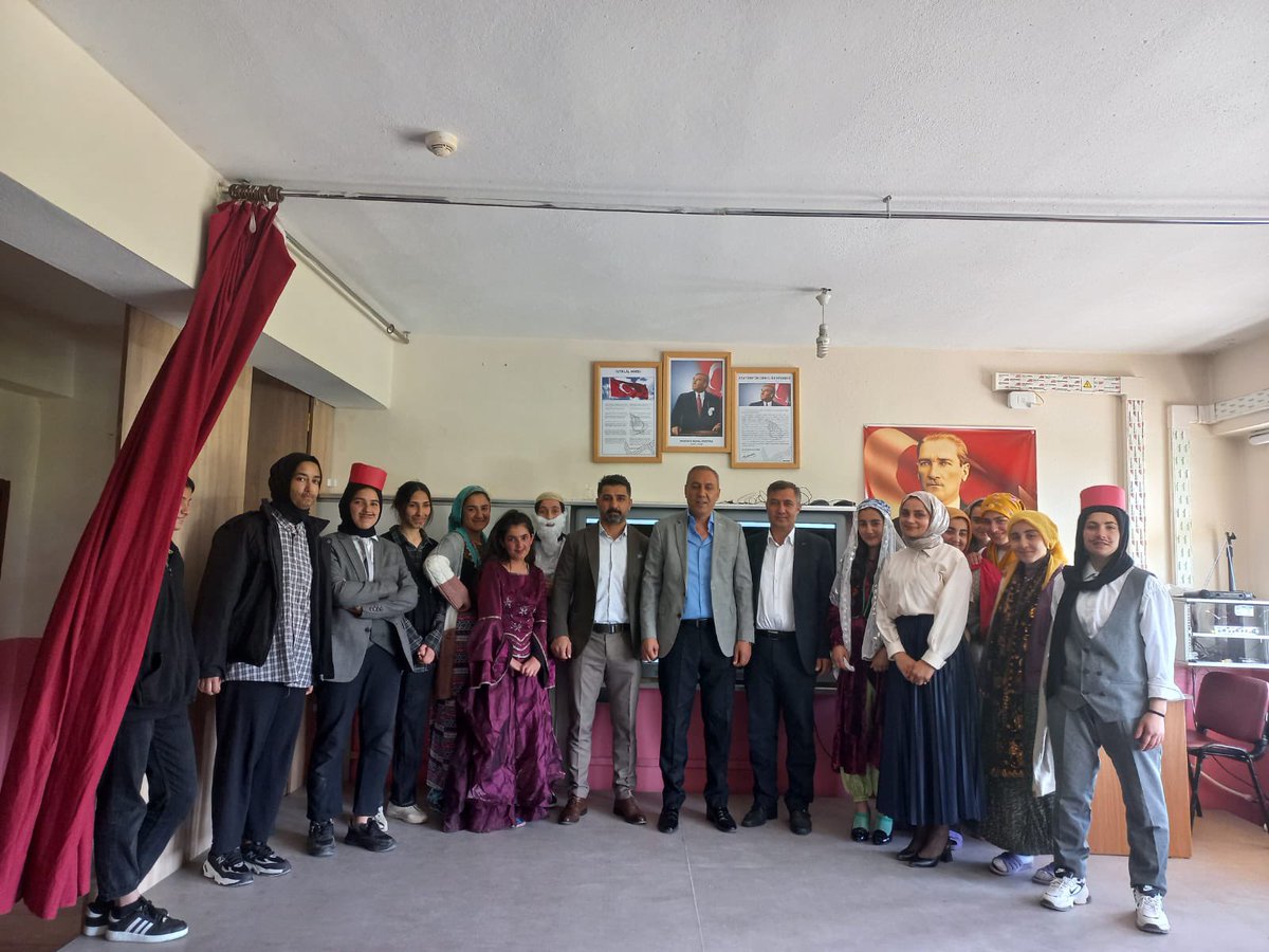 HaskoyMtal's tweet photo. Türk Dili ve Edebiyatı öğretmenimiz Meral Baran’ın düzenlediği edebiyatımızın ilk tiyatrosu “Şair Evlenmesi” 10. sınıf öğrencilerimizle sahnelenmiştir. @haskoykymkmligi @bozyel_necdet @HaskoyMem @KizilkanR https://t.co/E3QlGwRNuD