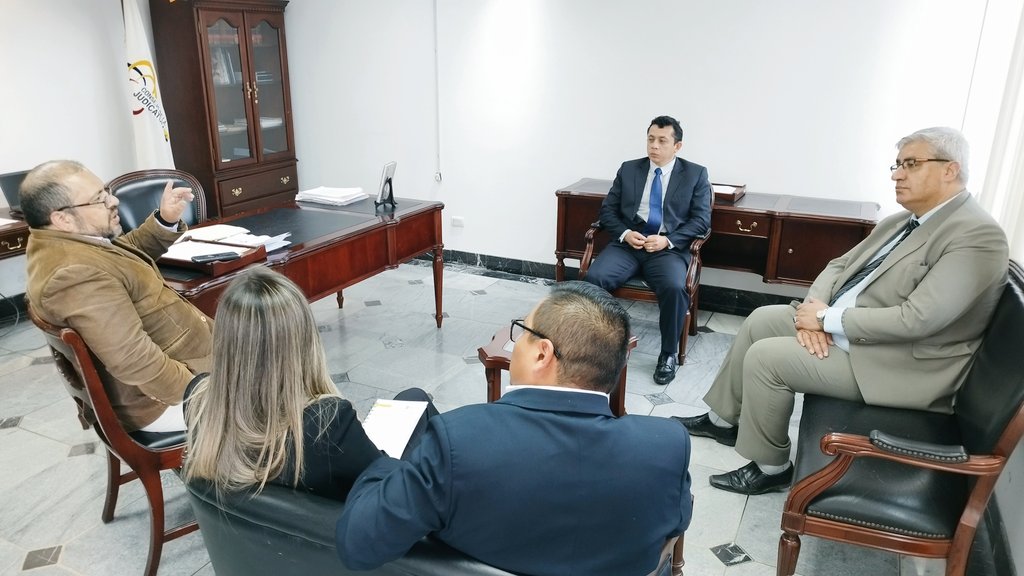 AzuayCJ's tweet photo. El Director de @AzuayCJ, @GBalcazar0, se reúne con el Gerente General de @emov_ep, @DarioOrdonezA, para abordar temas relacionados con la Unidad de Tránsito. Destacan la importancia de la colaboración interinstitucional para mejorar el servicio de justicia en esta materia. https://t.co/nQReGvQ7ue