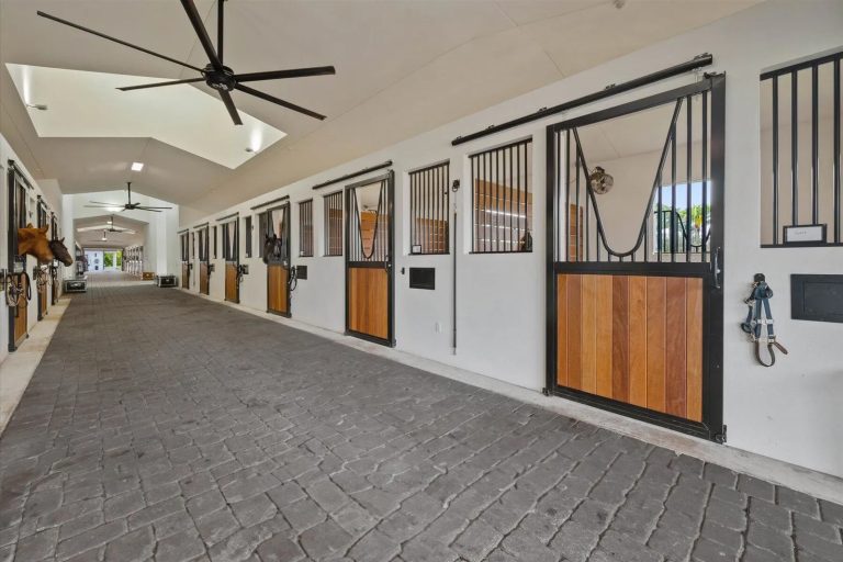 Harnessing luxurious accommodations for riders and the finest facilities for their equine friends, these alluring equestrian estates in idyllic settings across the U.S. are winners across the board. ow.ly/qmCB50RCbVQ #SothebysRealty #LIVSIR #SIR #RuleProperties