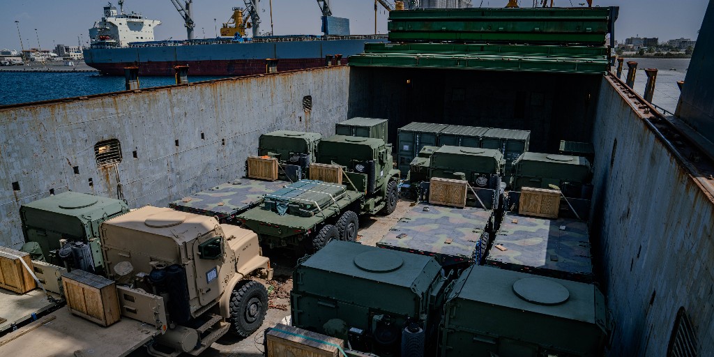 🚢During EX #NativeFury24 in Saudi Arabia, @USMC LVSR vehicles are staged for loading on trailers, showcasing our logistical capabilities. This multi-lateral exercise, sponsored by @CENTCOM, highlights collaboration with Saudi Arabia & the UAE. #TogetherWeDeliver @hqSDDC #LSGE24