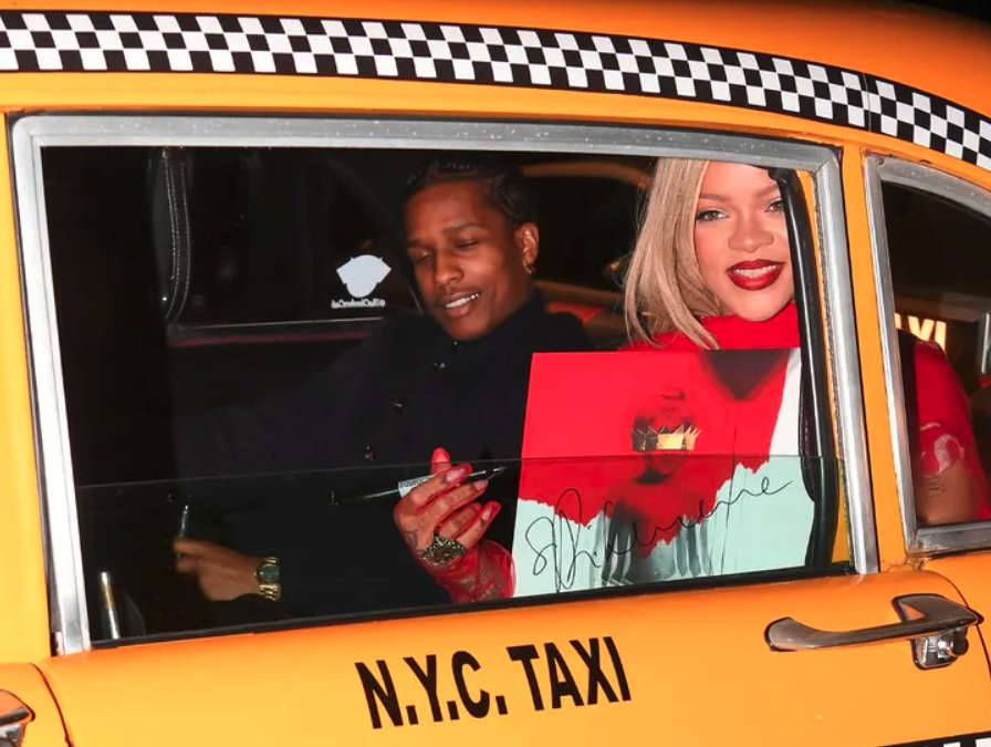 Rihanna & A$AP Rocky Ride In Old-Fashioned NYC Yellow Taxi For Mother's Day worldwrapfederation.com/profiles/blogs… @SCURRYLIFEDJs @WORLDWRAPMODELS @SCURRYPROMO @WorldWrap @SADADAY @7EVENefx