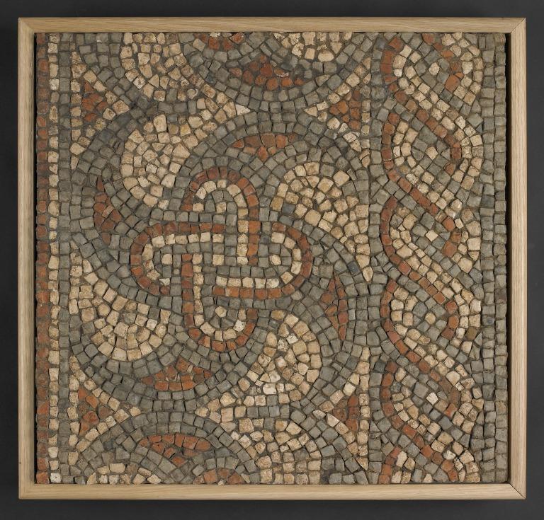 #MosaicMonday Floor Fragment 350 AD - 375 AD from a #Roman villa in Medbourne, Leicestershire - known to antiquarians in 1793 & 1801 it was fully exposed in 1877. This design formed the frame & extended along the entire length of the room @World_Museum rb.gy/al4kgt