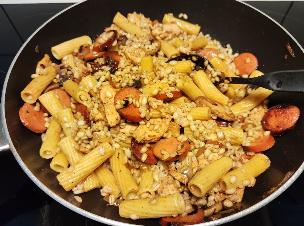 Grillrester (kyckling/korv), svamp, lök, pasta och kornris fick bli dagens middag och några matlådor i veckan 🥳