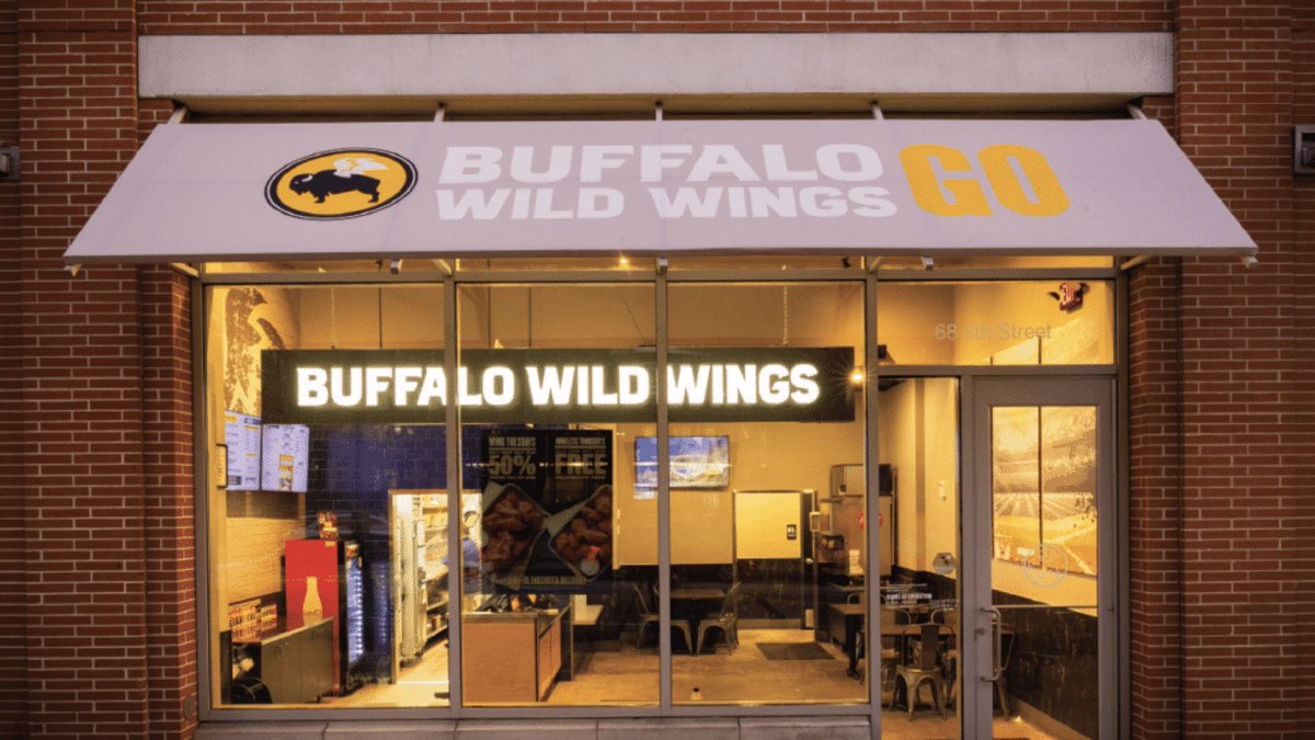 Buffalo Wild Wing’s Success Targets the Grocerant Niche #FoodSales #Food #Beer #Takeout #TOGO #FoodserviceSolutions #Restaurants #GrocerantGuru #Grocerant #Grocery #conveniencestores #BWW grocerants.blogspot.com/2024/05/buffal…