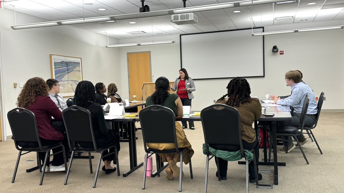 AgWriterArk's tweet photo. Diane Mashburn talks about job interview skills to members of the #FutureAgLeaders this morning at the @ar4hcenter. https://t.co/KpFCorkoLs