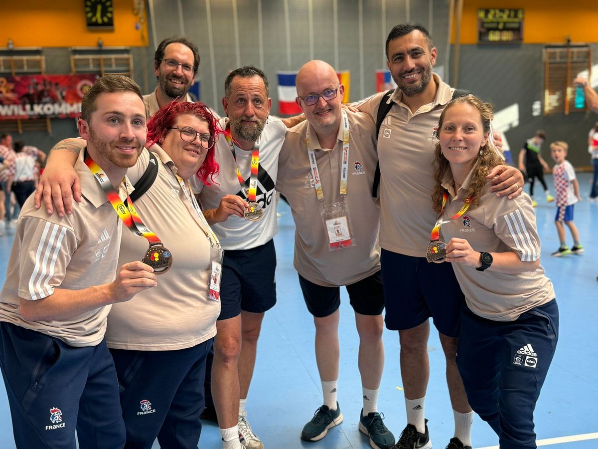 Félicitations à l'équipe de France HandSourd qui termine à la troisième place du championnat d'Europe ! 🥉 Bravo aux joueurs et au staff qui rentrent en France avec une médaille pour leurs première participation à une compétition majeure 👏 #BleuetFier