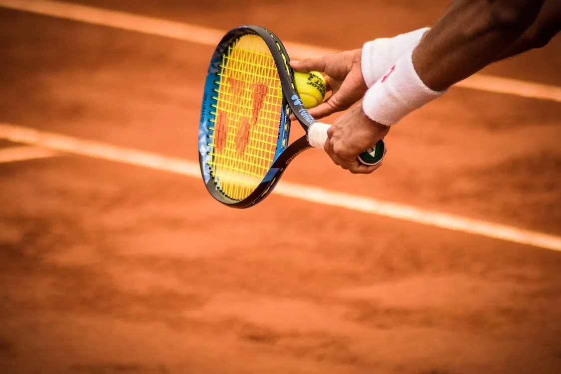 #Tennis Avis aux riverains boulonnais, @rolandgarros est de retour du 25 mai au 9 juin ! Afin de circuler en voiture ou à deux-roues, et d'accéder au périmètre sécurisé, pensez à récupérer votre laissez-passer auprès des services de la Ville. Infos 👉 shorturl.at/gtCL8