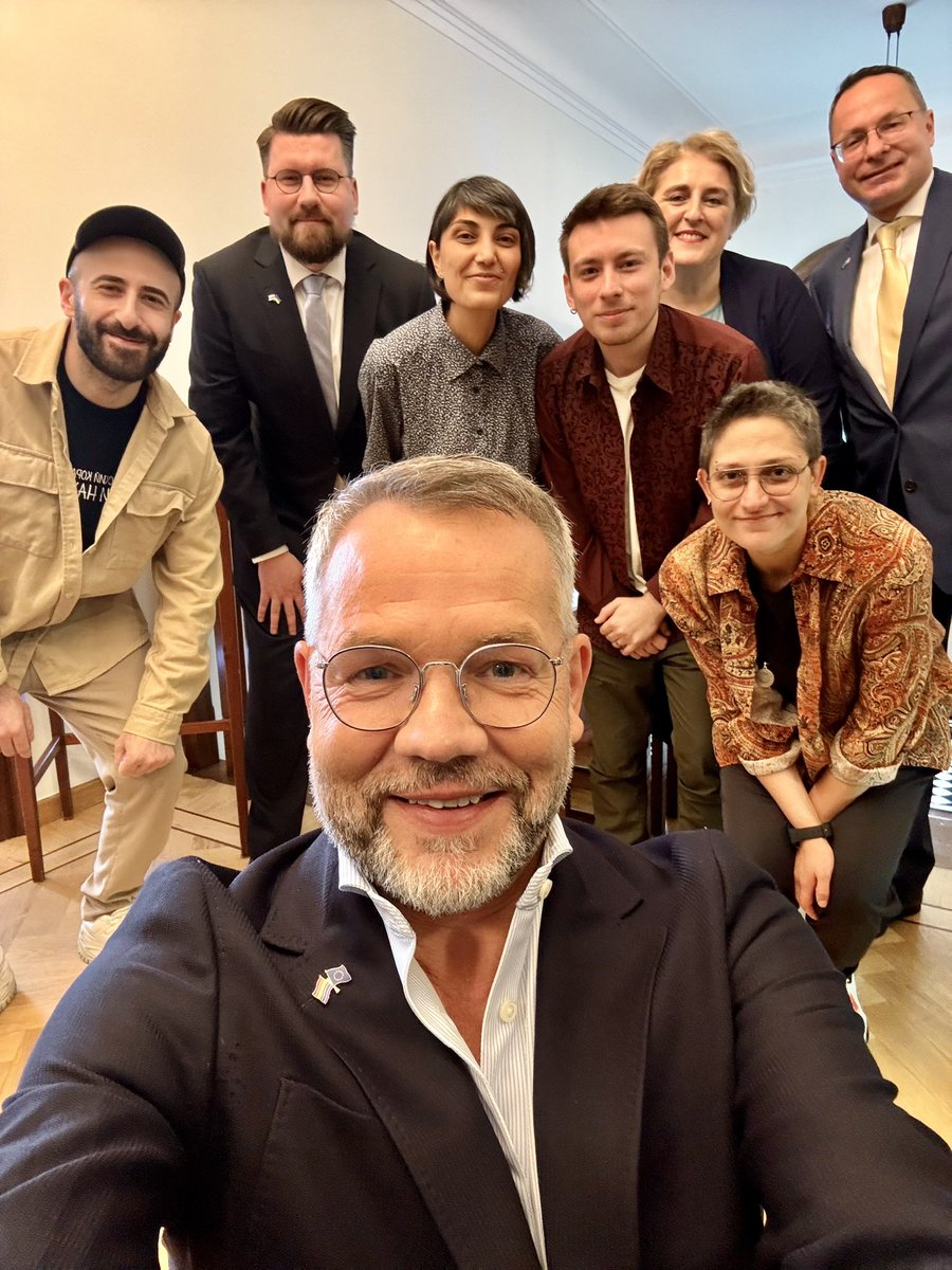 MiRo_SPD's tweet photo. It’s the civil society, stupid. 

Thanks to all courageous activists for their unwavering support of 🇬🇪’s EU aspirations. 

Europe's heart beats loudest in 🇬🇪 . Tbilisi is the true capital of 🇪🇺.

By the way LGBTI rights are human rights!

🇬🇪🇪🇺🏳️‍🌈🙏🏾🫶 https://t.co/AgmLIQWZtM