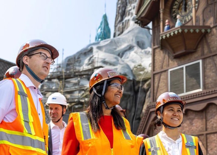 Nederlander Michel den Dulk (links op de foto) wordt de nieuwe vice president en creative director van Imagineering in Disneyland Paris voor o.a. Frozen Land. Lees meer 👉 discoverthemagic.nl/disneyland-par…