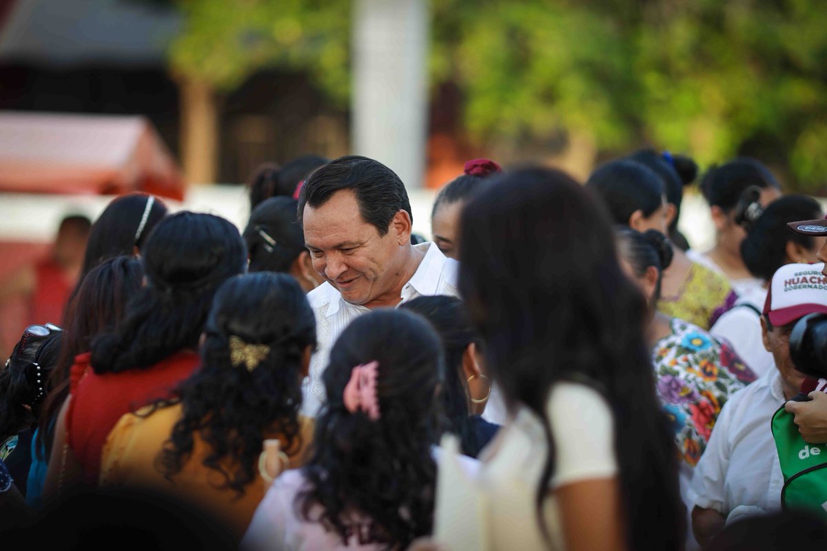 huachodiazmena's tweet photo. De la mano de Manuela Garma y del pueblo, vamos a llevar bienestar a #Sanahcat. Estamos listos para dejar atrás esos gobiernos que solo trabajan para unos cuantos y construir un #Yucatán con igualdad para todas y todos.
#HuachoGobernador https://t.co/OtjHZCM6dD