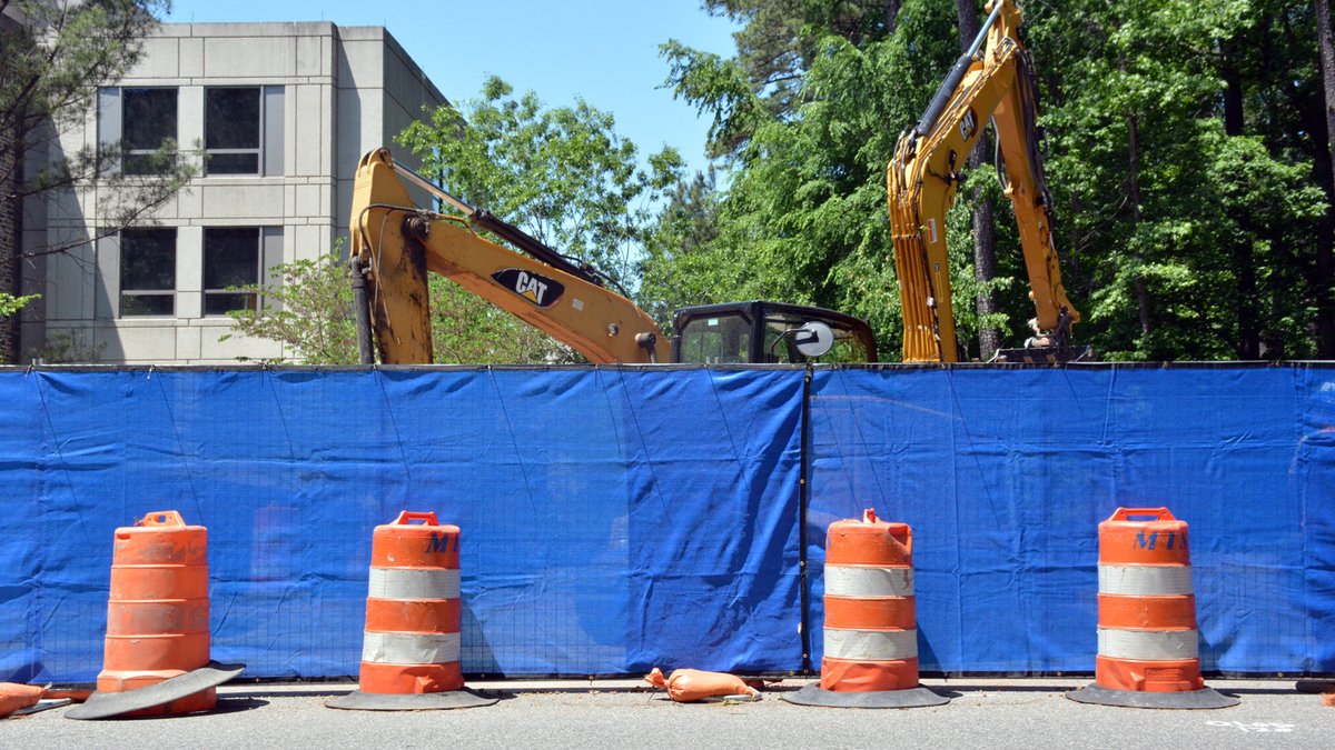 Campus construction projects for summer 2024: Renovations, pedestrian enhancements, and utility upgrades will affect traffic. ow.ly/IZIX50Rw6V4 @DukeU @DukeAthletics @DukeBASE @DukeLaw @DukeFuqua @NasherMuseum @DukeLemurCenter@CityofDurhamNC @dukelibraries @LillyLibDuke