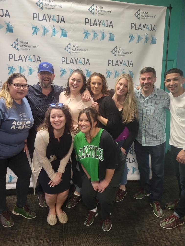 🌟 Newport Restaurant Group came out in force at JA’s 40th Annual Achieve-a-Bowl! 🎳 Together they raised nearly $5,000 this year to support JA programs for local youth! 🎊 We were bowled over by your energy and enthusiasm. Thanks for joining us! 😊