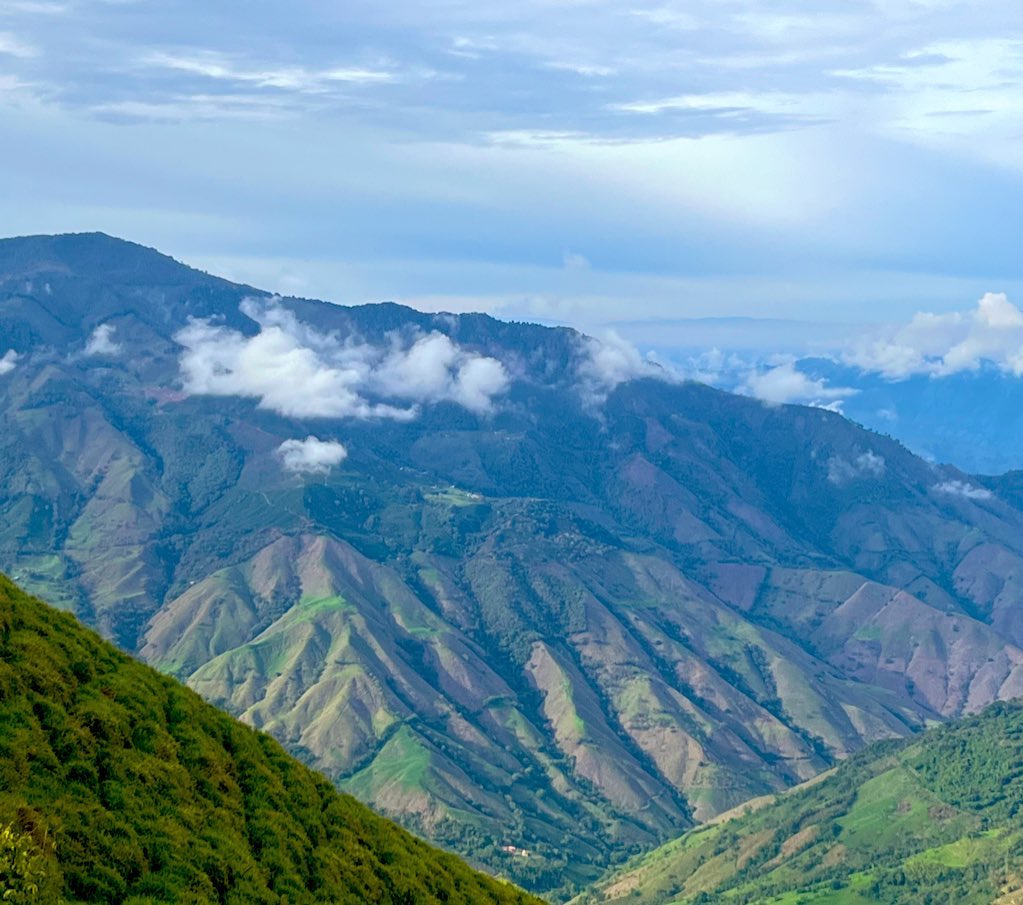 Viajar por carretera en Colombia es un sinfín de asombros:  las múltiples formas que aparecen en las montañas y en los valles, una  riqueza paisajística increíble.  (soy la que se baja del carro a tomarle fotos al patrón de  drenaje)