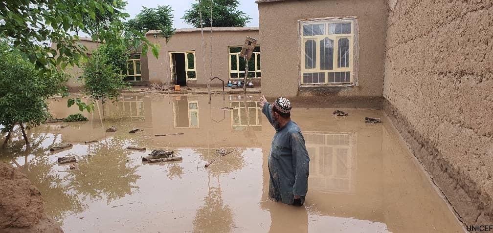Heavy rains and floods have claimed hundreds of lives and destroyed thousands of homes in northeastern Afghanistan. The UN and partners are on the ground and stepping up efforts to provide affected families with essential aid. news.un.org/en/story/2024/…