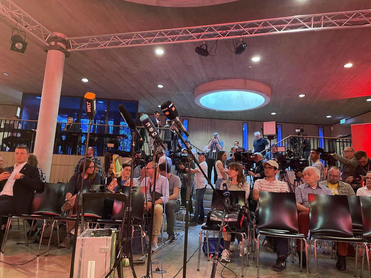 Gleich geht’s los: Sag mal Sachsen mit den Ministerinnen Petra Köpping, Nancy Faeser und Matthias Ecke. Ein paar Medienvertreter sind schon da im Ariowitsch-Haus…