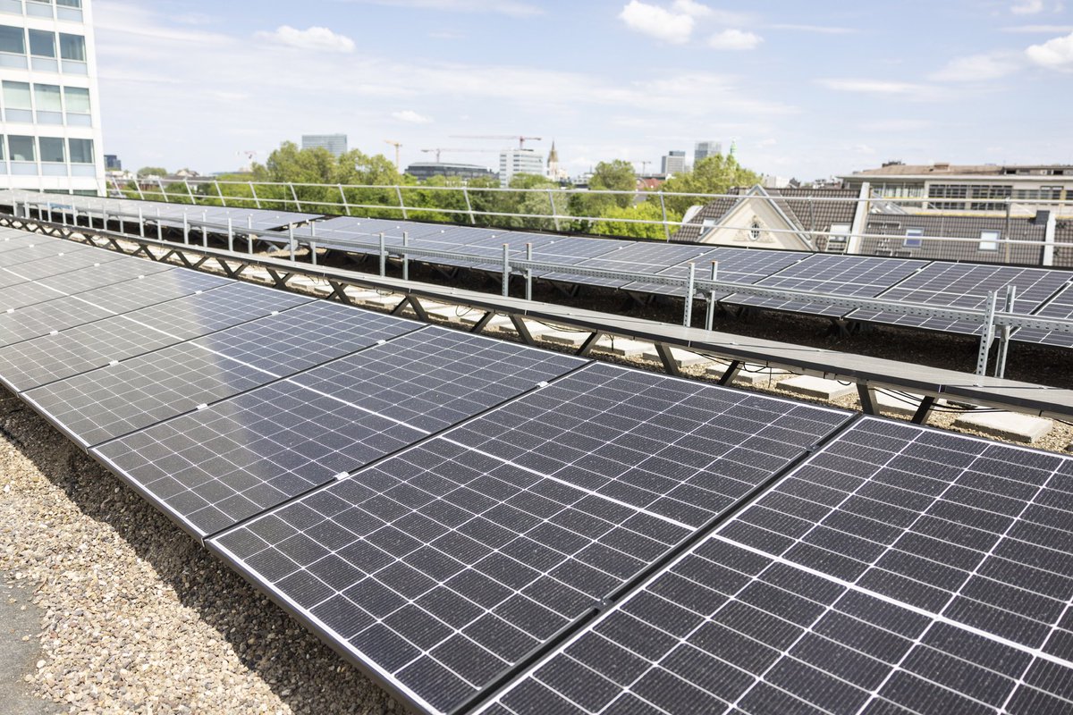 Sonnenpower für die Staatskanzlei: Heute nahm Ministerpräsident @HendrikWuest die neu installierte #Photovoltaik-Anlage auf dem Dach der Staatskanzlei in Betrieb. Damit werden ab sofort bis zu 80.000 kWh grüner Strom pro Jahr erzeugt. ☀️💪 #TeamNRW
