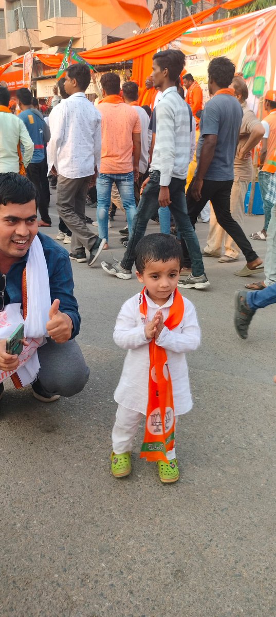 himanshu_sorana's tweet photo. काशी में मोदी जी के रोड शो में बच्चो के मनमोहक दृश्य।
#HamaarKashiHamaarModi
काशी बनारस वाराणसी
Kashi Banaras Varanasi
#SankalpitKashi
#PhirEkBaarModiSarkar 
#AbkiBaar400Paar 
#Vote4ModiJi
#ModiKiGuarantee https://t.co/3lOYb94BrT