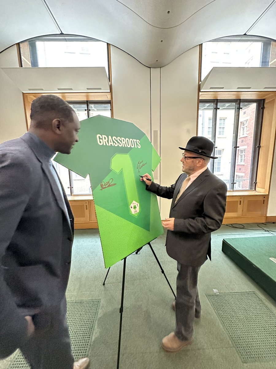 Today I met @EmileHeskeyUK at the @FootballFoundtn to support more grassroots football investment in Rochdale. Our plan for #Rochdale can be found at footballfoundation.org.uk/local-plans #RochdaleRevival