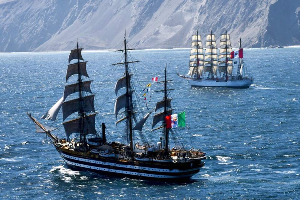 El #BAPUnión dio la bienvenido en el Mar de Grau al velero de instrucción de la Marina Militar Italiana “Amerigo Vespucci”. El buque escuela peruano junto a unidades navales, lo saludaron en las costas de Pisco y lo acompañarán en su ruta rumbo a la Base Naval del Callao.