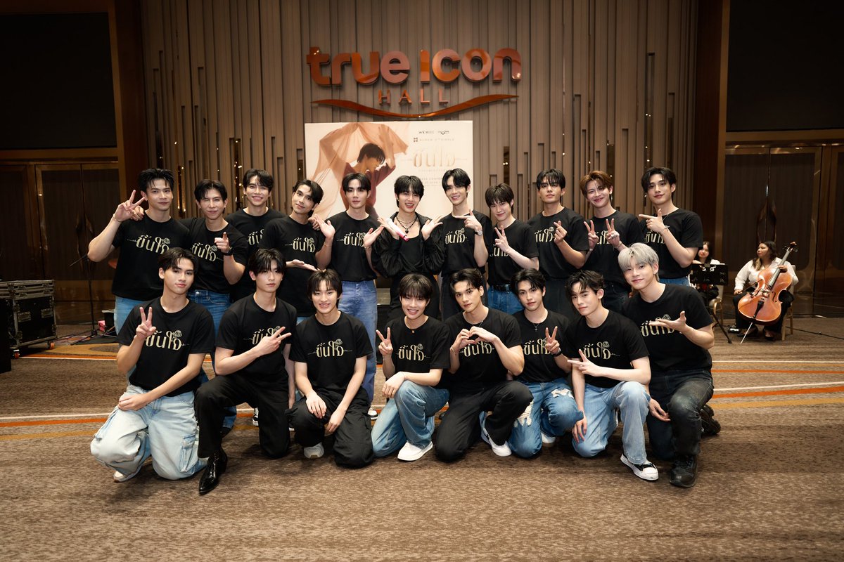 CwrNew's tweet photo. วันนี้ขอบคุณทุกคนมาก ๆ เลยนะค้าบที่มา มีกำลังใจขึ้นเยอะเลย ทีมหน้าจอด้วยน้า น่ารักมาก ๆ ขอบคุณแฟน ๆ ทุกคนที่มารอทั้ง ๆ ที่สภาพอากาศไม่ดีสักเท่าไหร่ เดินทางกลับบ้านดี ๆ รักษาสุขภาพด้วยนะคับบ วันนี้ตากฝนกันเยอะเลย อย่าป่วยน้า ❤️ ขอบคุณพี่ ๆ ทีมงานทุกคน พี่ได๋ พี่ ๆ วงดนตรี เพื่อนพี่น้องดูมันดิที่มาให้กำลังใจ พี่ ๆ สื่อมวลชน และพี่ออฟที่จัดงานโชว์เคสให้นุทุกครั้งเลยด้วยนะค้าบ วันนี้มีความสุขมาก ๆ ทุกคนตั้งใจทำออกมาให้ดีที่สุดแล้วจริง ๆ สัมผัสถึงความอบอุ่นจากทุกคนเลยงับ รักน้า เป็นอีกวันที่จำขึ้นใจเลยงับ 🤍 #นุนิวโชว์เคสให้ขึ้นใจ