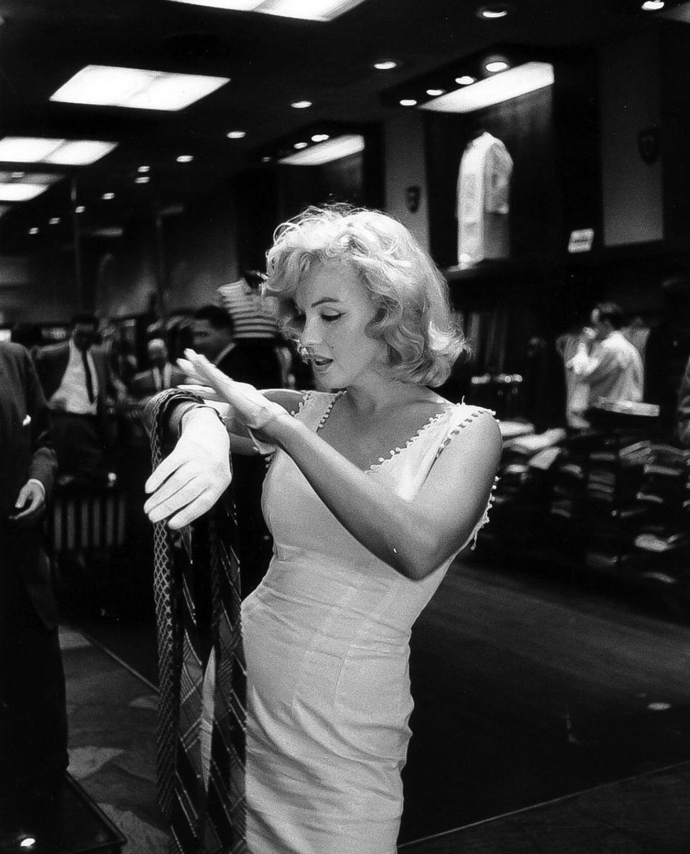 Marilyn Monroe fazendo compras em uma loja de roupas masculinas na Quinta Avenida em Nova Iorque, 1957. Fotografia de Sam Shaw.