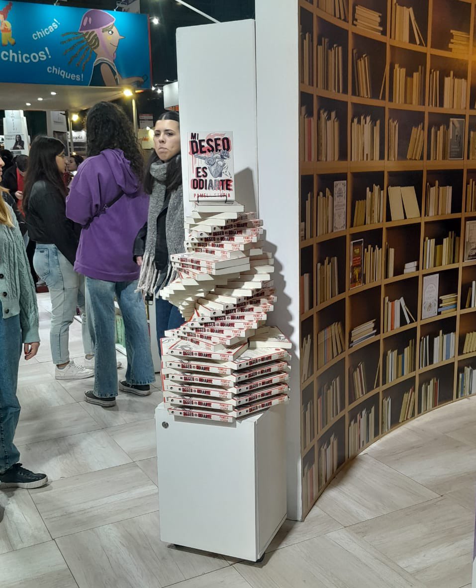 Hoy se termina una edición más de la feria del libro. Miren esta torre hermosa de Mi deseo es odiarte en el stand de Urano ❤️ gracias @UranoArgentina por querer y cuidar tanto a esta historia, siempre voy a estar agradecida 🫶🏻