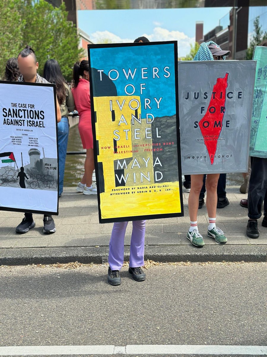 Iedere keer dat de UvA de politie afstuurt op haar studenten, voegen zich meer mensen, studenten en anderen, bij de strijd voor een vrij Palestina. Het disproportionele politiegeweld houdt ons niet tegen. Wij blijven doorgaan tot de UvA de samenwerking met Israël stopt.

Every