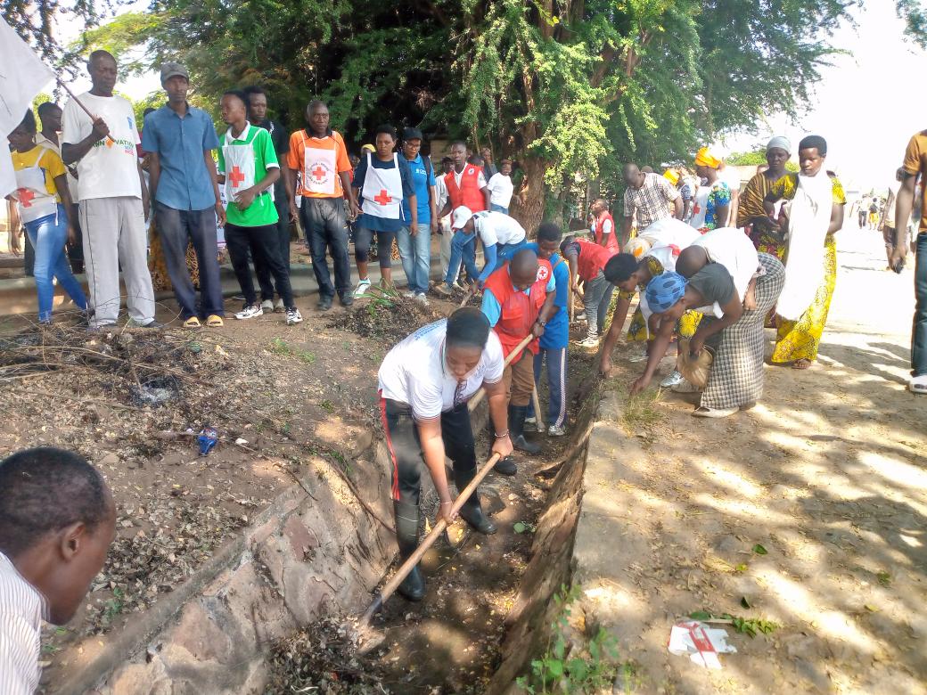 CommuneMuha's tweet photo. Arikumwe nabahurikiye mumuryango #CroixRougeBurundi, musitanteri wa @CommuneMuha #DévoteNdayisenga yarifadikanije ku wagatandatu  11/5/2024,  n'abanegihugu bomuri zone ya #Musaga, mubikorwa vy''iterambere rusangi vyabereye kw'ibarabara  #RN7 @BurundiGov @GeneralNeva 
@MairieBuja https://t.co/aPYEcufGCW