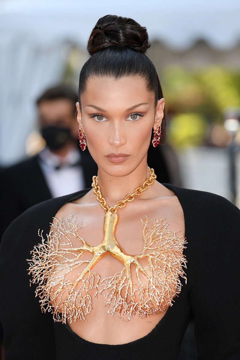 notgwendalupe's tweet image. 5) bella hadid in 2021