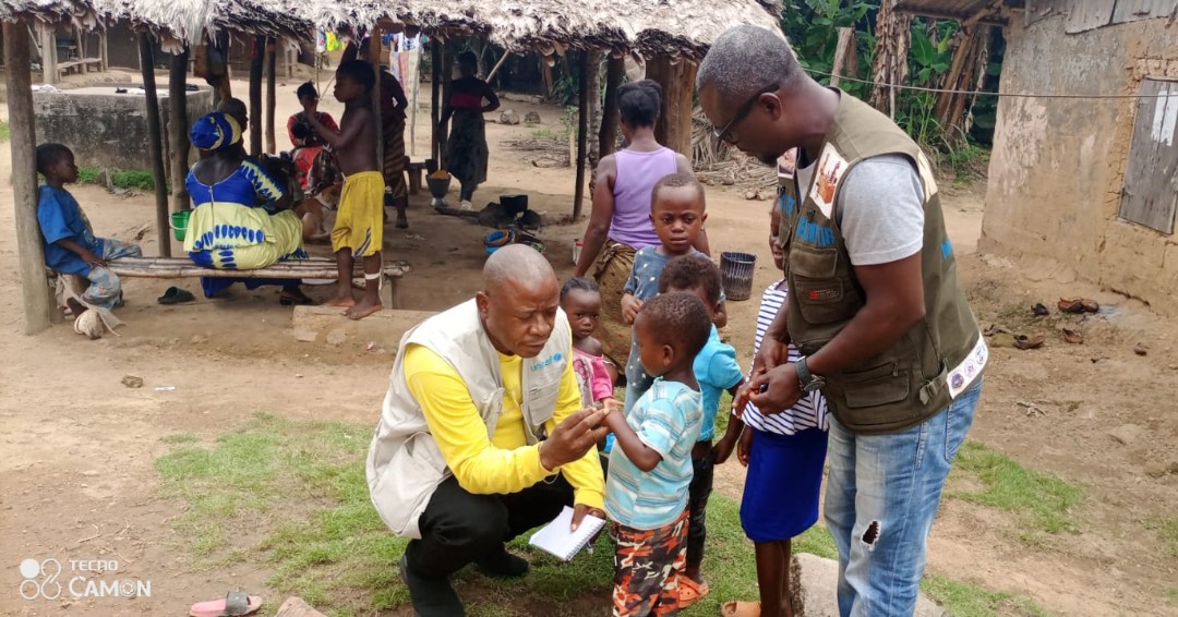 Ensuring every child in Liberia gets vaccinated is crucial! Monitoring teams are on the ground to supervise vaccine handling and distribution. They also check proper marking of children's finger and proper marking of the houses. Together we can Kick Polio Out of Liberia 🇱🇷