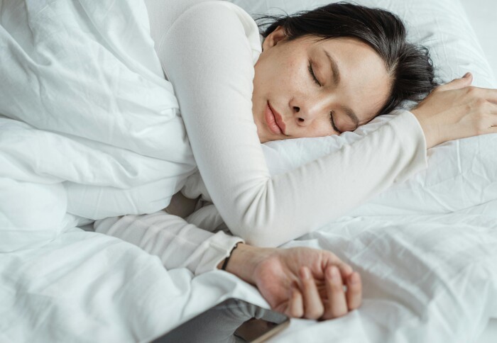 New research suggests sleep may not actually help clear brain of toxins. 🧠 Scientists at @imperialcollege's @UKDRI measured toxin clearance in the brains of mice and found the movement of fluid was markedly reduced during sleep. Read more 👉 imperial.ac.uk/news/253273/sc…