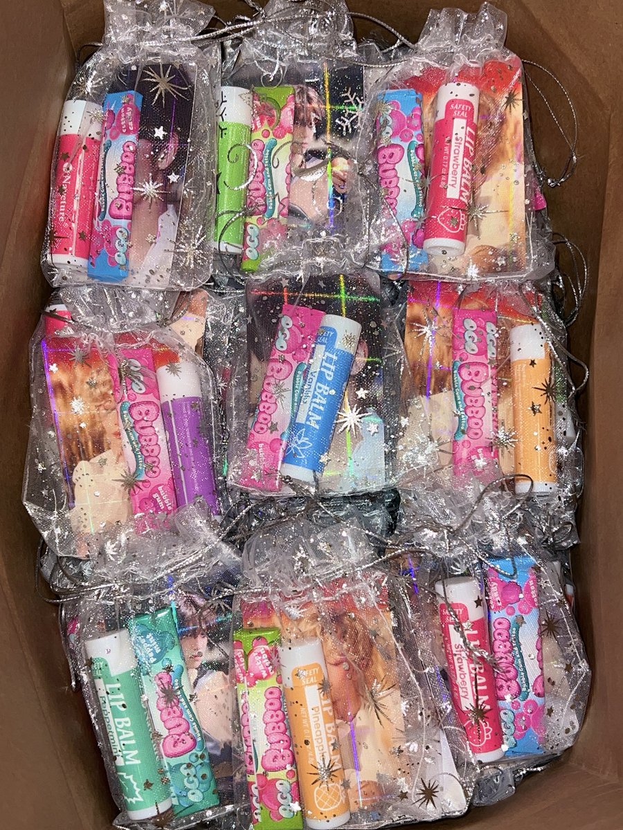 glittrgyu's tweet photo. hi besties you know I love making freebies so of course I made some for the oakland show! 

the bags have: 

✨ 1 holographic pc (group photo w/ tour date on one side, random member on the other) 

✨ lip balm and/or random candies 

#TXT_TOUR_ACTPROMISE 
#TXT_in_Oakland https://t.co/gfi6NTvIeK
