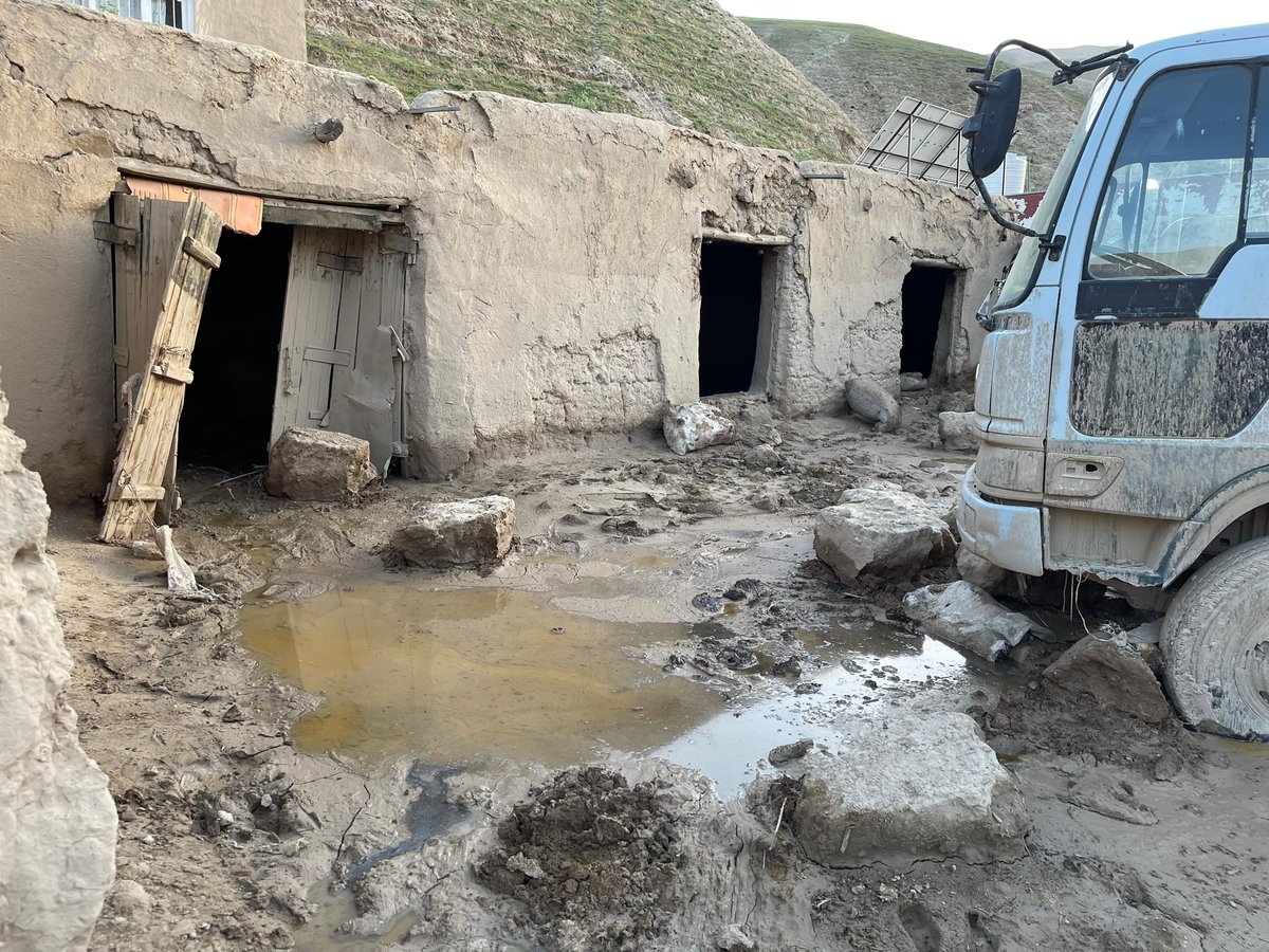 Afganistan'ın kuzeyinde meydana gelen sel felaketinde 300'den fazla kişi hayatını kaybetti, en az 1600 kişi yaralandı. Selden etkilenen bölgelerde afetzedeler için çadır, sıcak yemek ve gıda içeren acil yardım çalışmalarına başladık.
