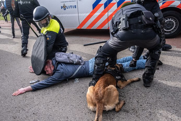 P0eMPieDinges's tweet photo. Vergeet niet!

De mensen die hoog van de toren blazen over 'politiegeweld' zijn dezelfde mensen die juichten toen een vrouw met een waterkanon een schedelbreuk met 18 hechtingen werd gespoten in Eindhoven.

Het zijn dezelfde mensen die riepen 'eigen schuld' Toen op het Malieveld een politiehond op een weerloze demonstrant (die al op de grond lag) werd gezet. Het gegil van de man ging door merg en been.

En ook zijn het de mensen die het vooral 'jammer' vonden dat een agent miste toen hij gericht had geschoten op de 16 jarige boer Jouke want zo had hij 'gewoon thuis moeten zijn'.

Werkelijk, ik ben deze hypocrisie KOTSBEU!
Gatverdamme, het is om te spugen.
Vies, smerig rotvolk!