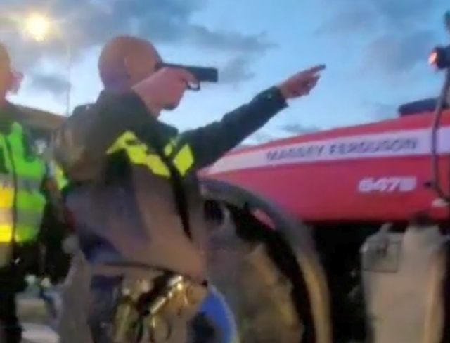 P0eMPieDinges's tweet photo. Vergeet niet!

De mensen die hoog van de toren blazen over 'politiegeweld' zijn dezelfde mensen die juichten toen een vrouw met een waterkanon een schedelbreuk met 18 hechtingen werd gespoten in Eindhoven.

Het zijn dezelfde mensen die riepen 'eigen schuld' Toen op het Malieveld een politiehond op een weerloze demonstrant (die al op de grond lag) werd gezet. Het gegil van de man ging door merg en been.

En ook zijn het de mensen die het vooral 'jammer' vonden dat een agent miste toen hij gericht had geschoten op de 16 jarige boer Jouke want zo had hij 'gewoon thuis moeten zijn'.

Werkelijk, ik ben deze hypocrisie KOTSBEU!
Gatverdamme, het is om te spugen.
Vies, smerig rotvolk!
