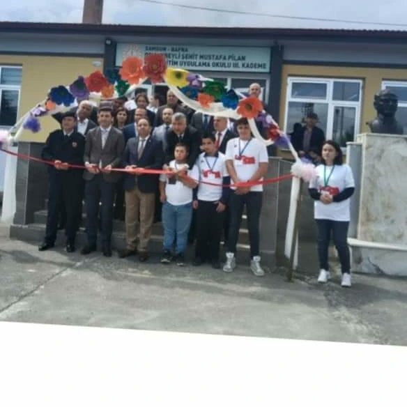 sehit_lan's tweet photo. Engelliler Haftası/Tübitak Fuarımıza katılarak bizleri mutlu eden Bafra Kaymakamımız Sayın Cevdet ERTÜRKMEN , daire amirlerimiz ,  müdürlerimiz ve tüm  okullarımıza teşekkür ediyoruz.
Osmanbeyli Şehit Mustafa Pilan Özel Eğitim Uygulama Okulu Bafra https://t.co/HhZCaHYiYD