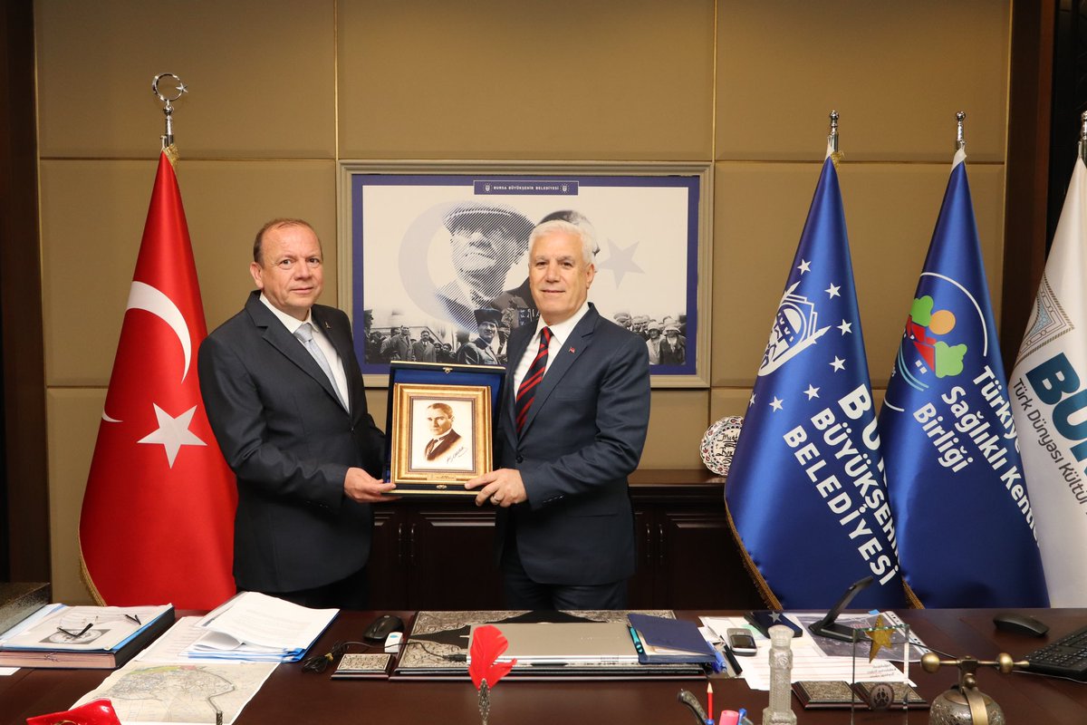 BursaTB_'s tweet photo. 📍Yönetim Kurulu Başkanımız Özer Matlı, Yönetim Kurulu ve Meclis Üyelerimiz ile birlikte Bursa Büyükşehir Belediye Başkanı Mustafa Bozbey’e hayırlı olsun ziyaretinde bulunarak, yeni görevinde başarılar diledi. 

📍Ziyarette Bursa’mızın ekonomik, sosyal ve kültürel yönden gelişimine katkı sağlayacak çalışmalarda iş birliği vurgusu yapılırken, ortak projelere ilişkin değerlendirmelerde bulunuldu.

Nazik ev sahiplikleri için Sayın Mustafa Bozbey’e teşekkürlerimizi sunarız.

@TOBBiletisim @OzerMatl @mustafabozbey @ibrahimozha @iaslim012 @GokhanOnur_ @ilkerbirgul @emrahsilmez @TamerSertepe @sercan26040828 @FhmYldz @bursabuyuksehir