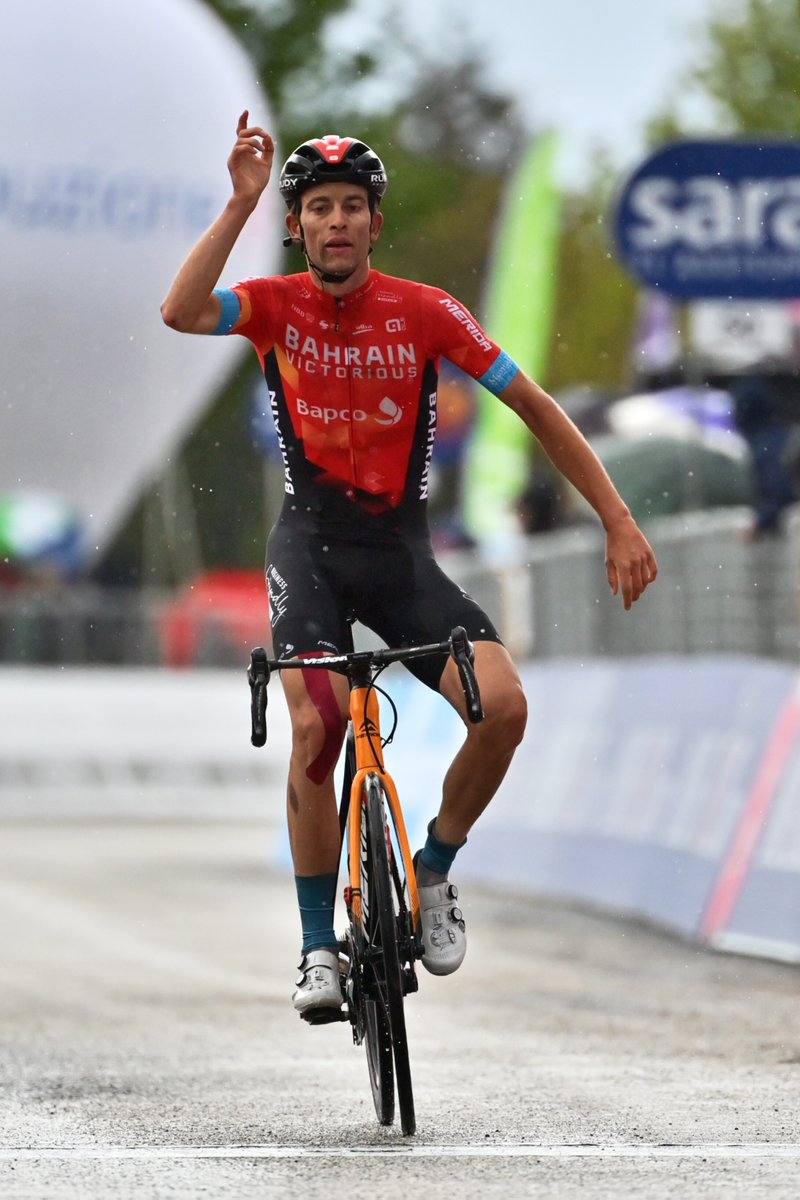 🕊️ 3 years ago, Gino Mäder won at San Giacomo on stage 6 of the 2021 #GirodItalia.

Still today, we #RideForGino.