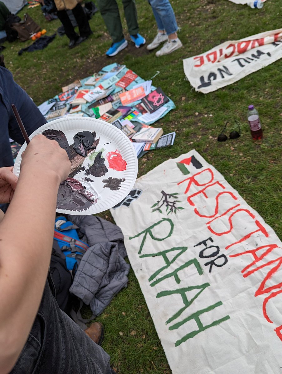 We zijn solidair met iedereen die een permanent staakt-het-vuren en gerechtigheid voor Palestina eist in dit donkere moment waarop Rafah wordt gebombardeerd. De UvA moet de banden met Israël verbreken en stoppen met het steunen van genocide.

We stand in solidarity with all who