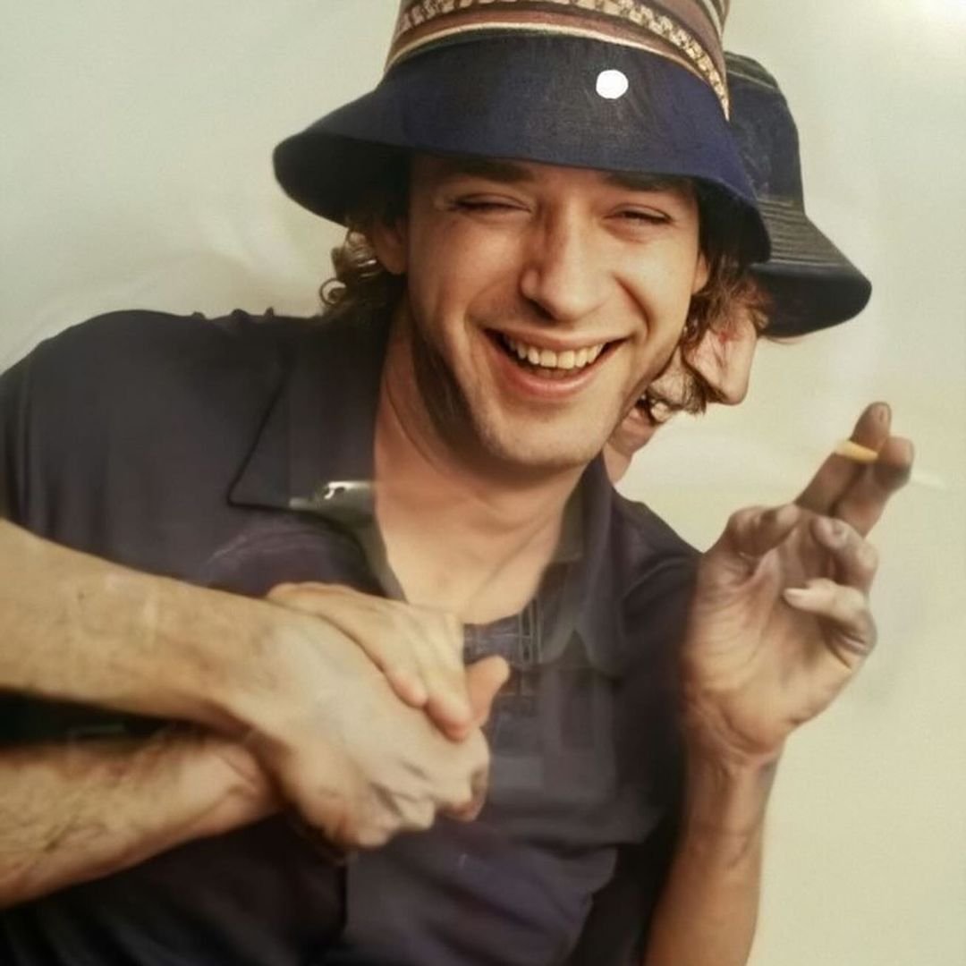 FlacoStereo's tweet photo. Charly García y Gustavo Cerati  
Posteo de Charly García en su Instagram: "Fotos con Gustavo sacadas por Nora Lezano, la enmarcada es la que tenemos ahora en el living de casa"  @cerati https://t.co/v7q1c1OV1B