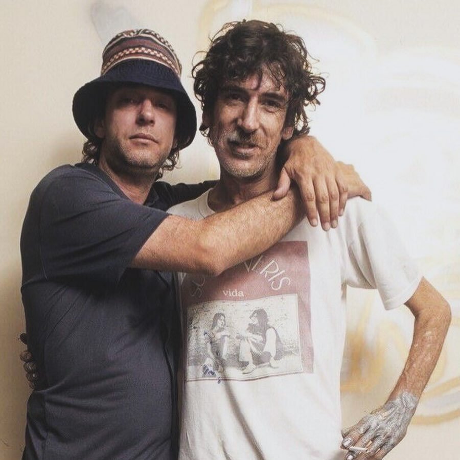 FlacoStereo's tweet photo. Charly García y Gustavo Cerati  
Posteo de Charly García en su Instagram: "Fotos con Gustavo sacadas por Nora Lezano, la enmarcada es la que tenemos ahora en el living de casa"  @cerati https://t.co/v7q1c1OV1B