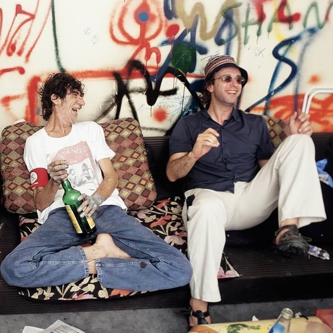 Charly García y Gustavo Cerati  
Posteo de Charly García en su Instagram: "Fotos con Gustavo sacadas por Nora Lezano, la enmarcada es la que tenemos ahora en el living de casa"  <a href="/cerati/">Gustavo Cerati</a>