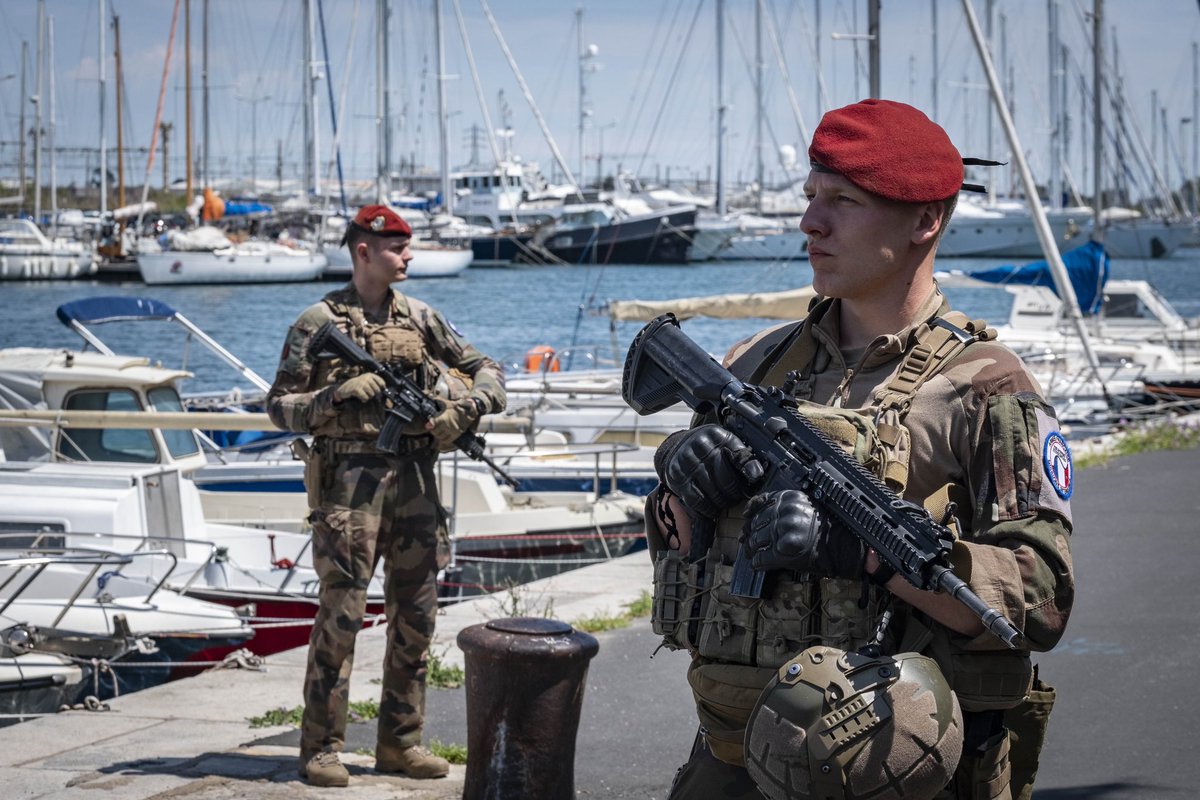 #Sentinelle poursuit sa mission de sécurisation du relai de la 🔥 en soutien aux forces de sécurité intérieures. Passage aujourd’hui dans l’Aveyron et dans l’Hérault pour continuer à protéger nos concitoyens 🇫🇷 en visite sur des sites emblématiques tels que le viaduc de Millau.