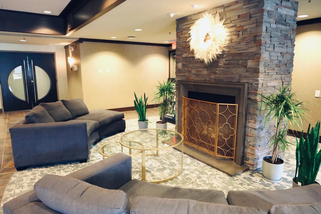 With wide open spaces and beautiful lounge seating, all of our lobbies are designed for your comfort in mind! 💺⁠
⁠
#executivehotels #travelgram #staycation #luxuryvacation #beautifulhotel #luxurytravel #igtravel #northamericantravel #hotelsincanada