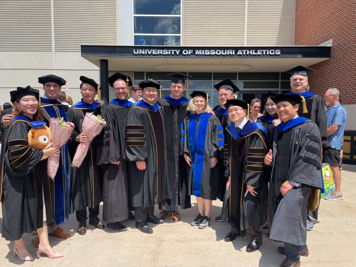 Congratulations to our newest Doctors of Philosophy from the Truman School. <a href="/Yubs89/">Yu Bin Kim / 김유빈 (金裕彬)</a> @YJuliaJung <a href="/Sailing_HQ1123/">Hang Qi</a> @intaechoi, Juhyun Bae, and Zach Lang!