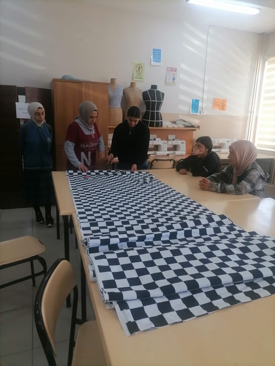 HorasanMtal's tweet photo. Emeği geçen öğretmen ve öğrencilerimize teşekkür ederiz. @tcmeb @Erzurum_Mem @horasanmem25 @yakupyildiz024 @s__karakurt @cakabay_nadiye https://t.co/9UjbGjt9OZ