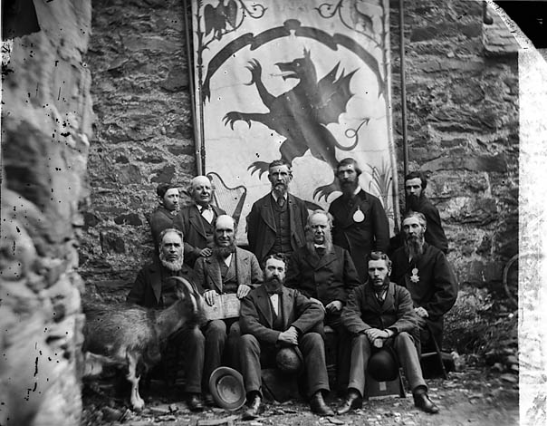 Oldest ever photograph of a Welsh dragon flag?🏴󠁧󠁢󠁷󠁬󠁳󠁿 Llun hynaf erioed o faner y ddraig goch? 🏴󠁧󠁢󠁷󠁬󠁳󠁿 The bards of Geirionydd lake, 1875. An Eisteddfod inspired by the 6c Welsh bard, Taliesin.📸 Beirdd llyn Geirionydd, 1875. Eisteddfod wedi'i hysbrydoli gan fardd y 6g, Taliesin.📸