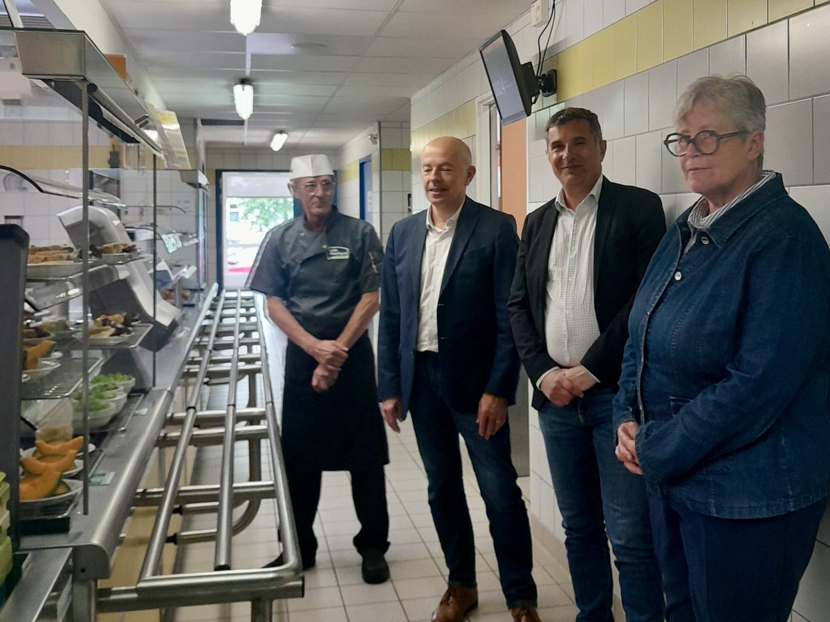 Ce matin au collège Pierre Norange de #SaintNazaire, pour parler de la tarification solidaire. Une mesure qui offre des repas à partir de 1 € dans les cantines. Expérimentée dans 5 collèges, elle sera généralisée en #LoireAtlantique à la rentrée de septembre 2024 !